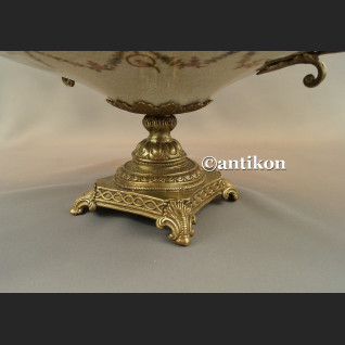 Patera porcelanowa na wysokiej stopce okuta w brąz 