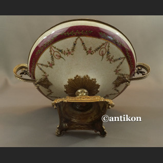 Patera porcelanowa na wysokiej stopce okuta w brąz 