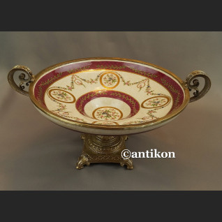 Patera porcelanowa na wysokiej stopce okuta w brąz 