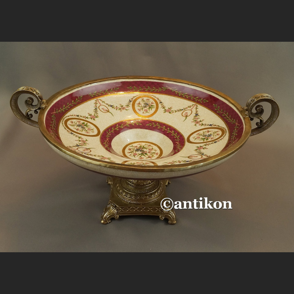 Patera porcelanowa na wysokiej stopce okuta w brąz 