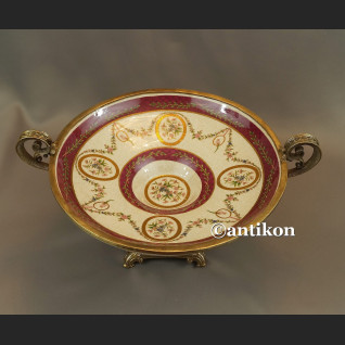 Patera porcelanowa na wysokiej stopce okuta w brąz 