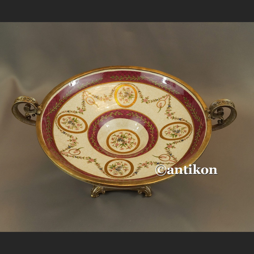 Patera porcelanowa na wysokiej stopce okuta w brąz 