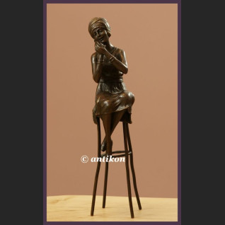 Rzeźba z brązu Art Deco Elegantka urocza modnisia  Rzeźba z brązu Art Deco Elegantka urocza modnisia