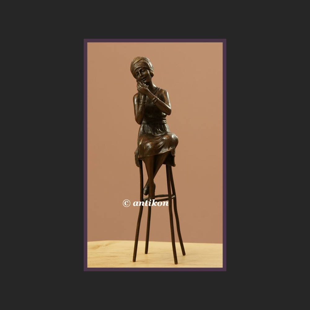 Rzeźba z brązu Art Deco Elegantka urocza modnisia  Rzeźba z brązu Art Deco Elegantka urocza modnisia