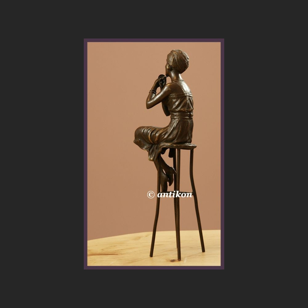 Rzeźba z brązu Art Deco Elegantka urocza modnisia  Rzeźba z brązu Art Deco Elegantka urocza modnisia