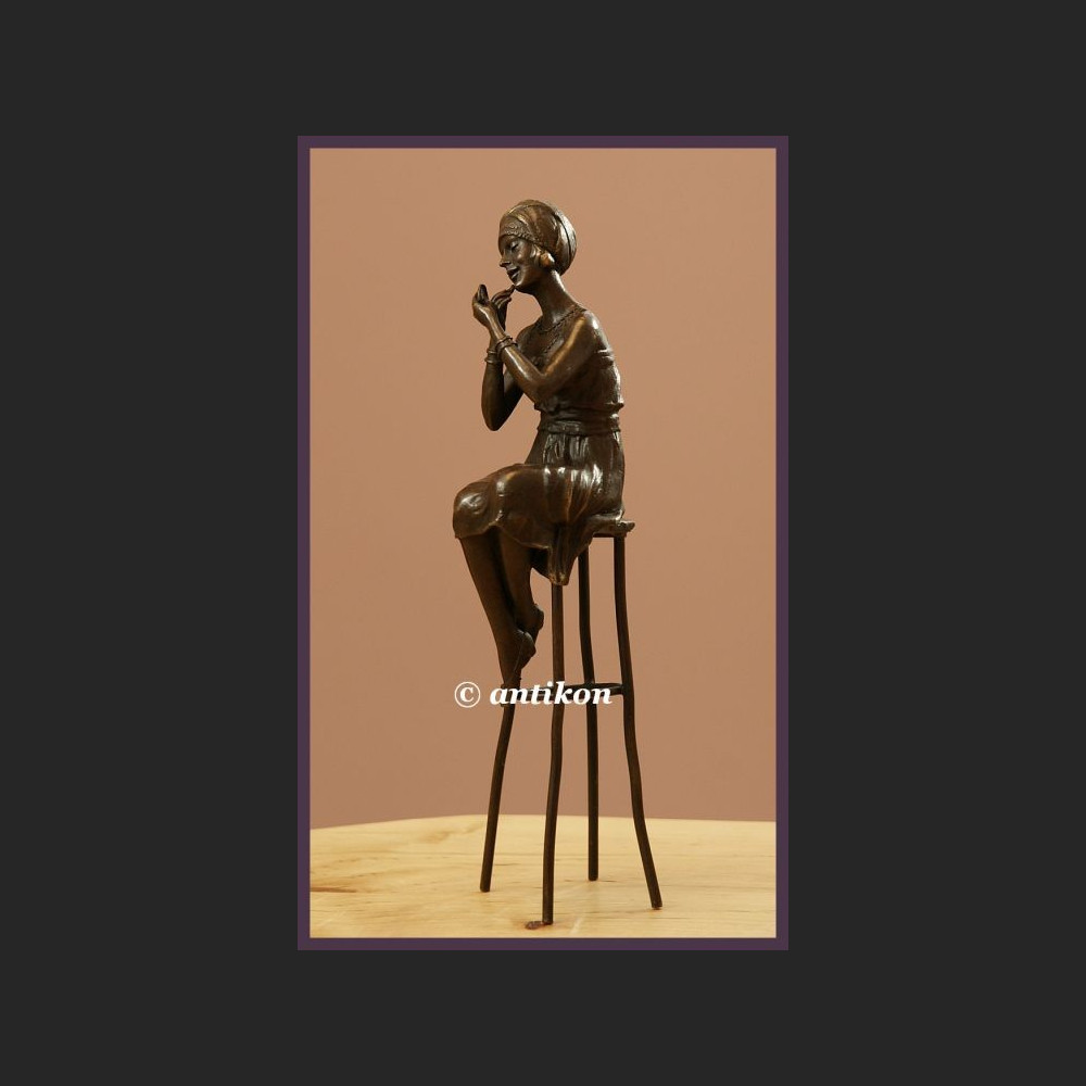 Rzeźba z brązu Art Deco Elegantka urocza modnisia  Rzeźba z brązu Art Deco Elegantka urocza modnisia