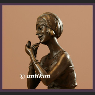 Rzeźba z brązu Art Deco Elegantka urocza modnisia  Rzeźba z brązu Art Deco Elegantka urocza modnisia