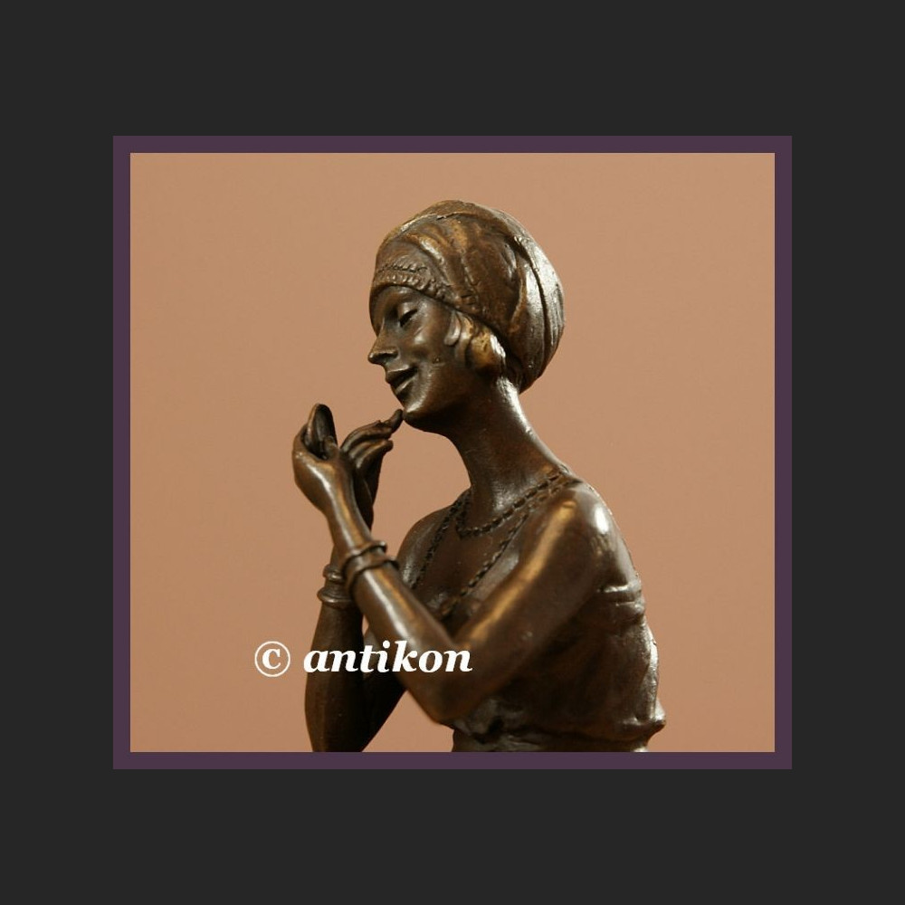 Rzeźba z brązu Art Deco Elegantka urocza modnisia  Rzeźba z brązu Art Deco Elegantka urocza modnisia