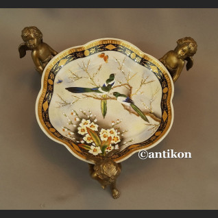 Patera  porcelanowa niesiona przez anioły
