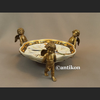 Patera porcelanowa niesiona przez anioły Patera porcelanowa niesiona przez anioły