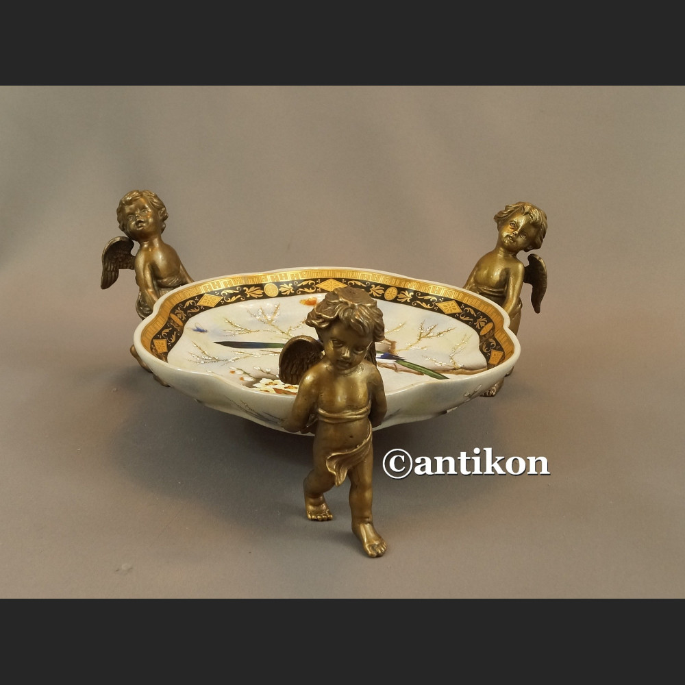 Patera porcelanowa niesiona przez anioły Patera porcelanowa niesiona przez anioły