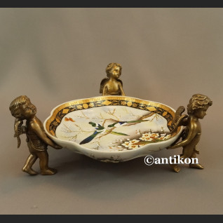 Patera porcelanowa niesiona przez anioły Patera porcelanowa niesiona przez anioły
