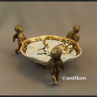 Patera porcelanowa niesiona przez anioły Patera porcelanowa niesiona przez anioły