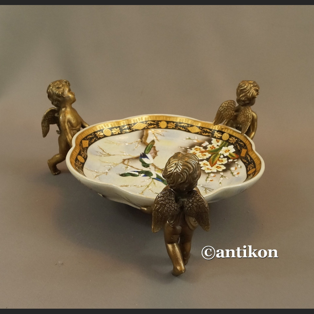 Patera porcelanowa niesiona przez anioły Patera porcelanowa niesiona przez anioły