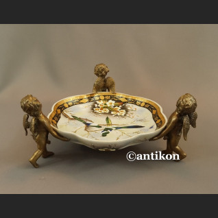 Patera porcelanowa niesiona przez anioły Patera porcelanowa niesiona przez anioły
