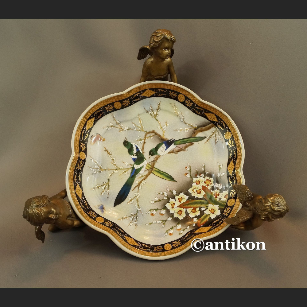 Patera porcelanowa niesiona przez anioły Patera porcelanowa niesiona przez anioły