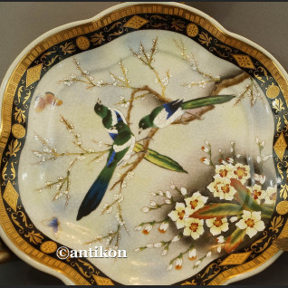 Patera porcelanowa niesiona przez anioły Patera porcelanowa niesiona przez anioły