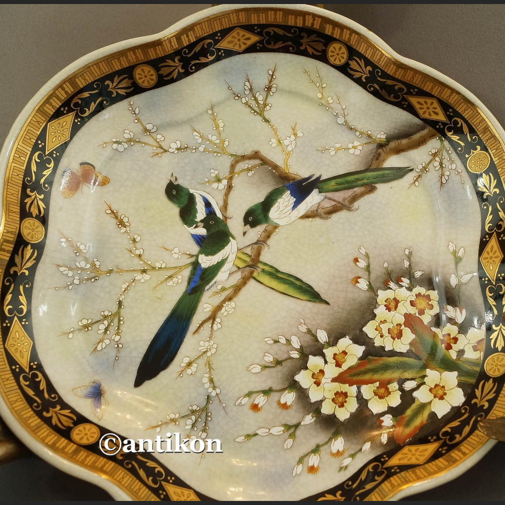 Patera porcelanowa niesiona przez anioły Patera porcelanowa niesiona przez anioły