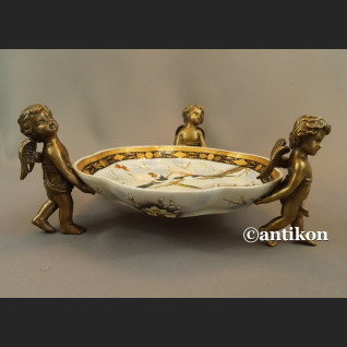 Patera porcelanowa niesiona przez anioły Patera porcelanowa niesiona przez anioły