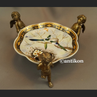 Patera porcelanowa niesiona przez anioły Patera porcelanowa niesiona przez anioły