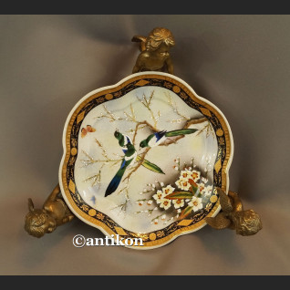 Patera porcelanowa niesiona przez anioły Patera porcelanowa niesiona przez anioły