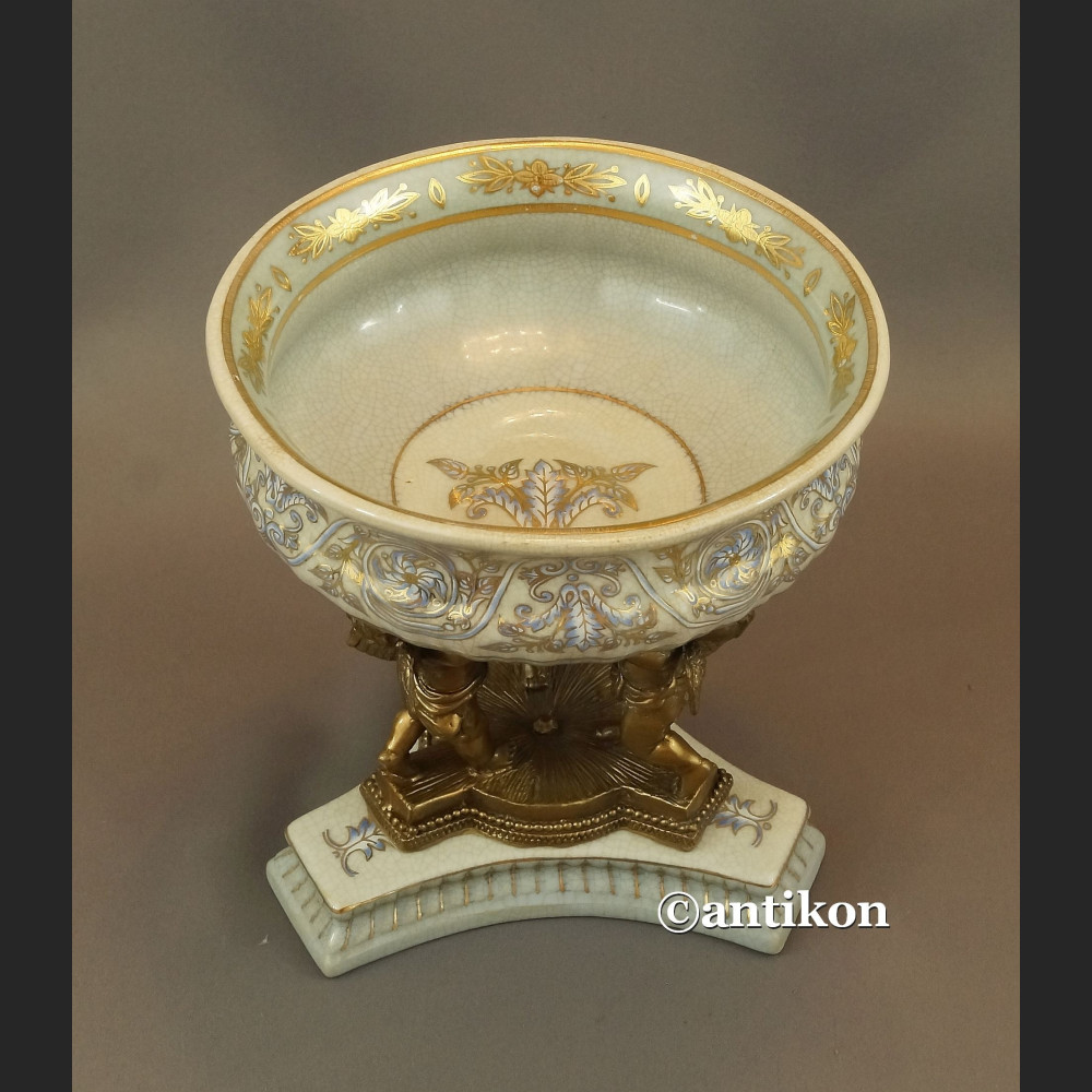Patera porcelanowa z aniołami w barokowym 