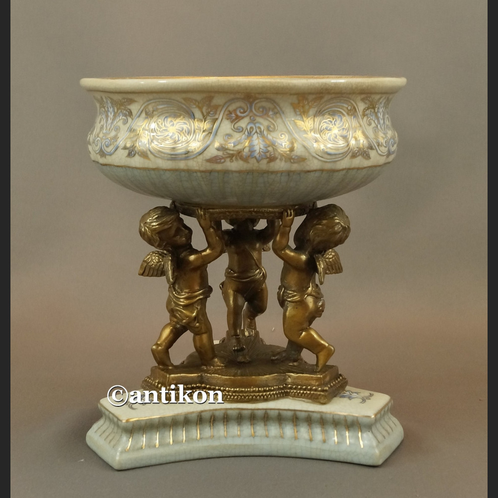 Patera porcelanowa z aniołami w barokowym 