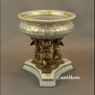 Patera porcelanowa z aniołami w barokowym