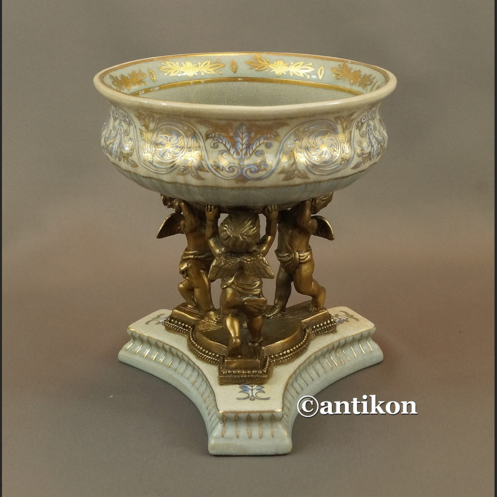 Patera porcelanowa z aniołami w barokowym 