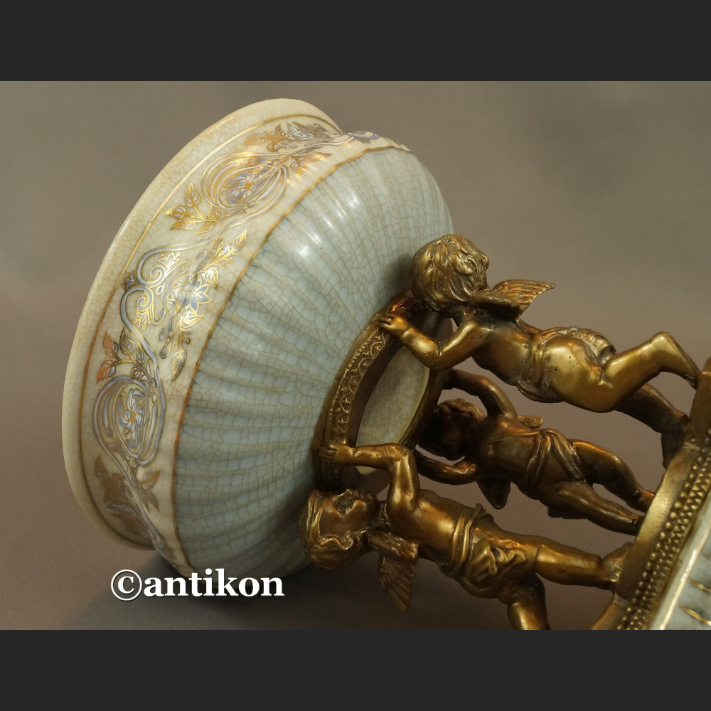 Patera porcelanowa z aniołami w barokowym 