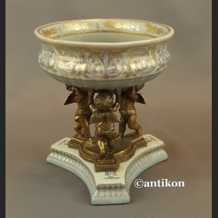 Patera porcelanowa z aniołami w barokowym 