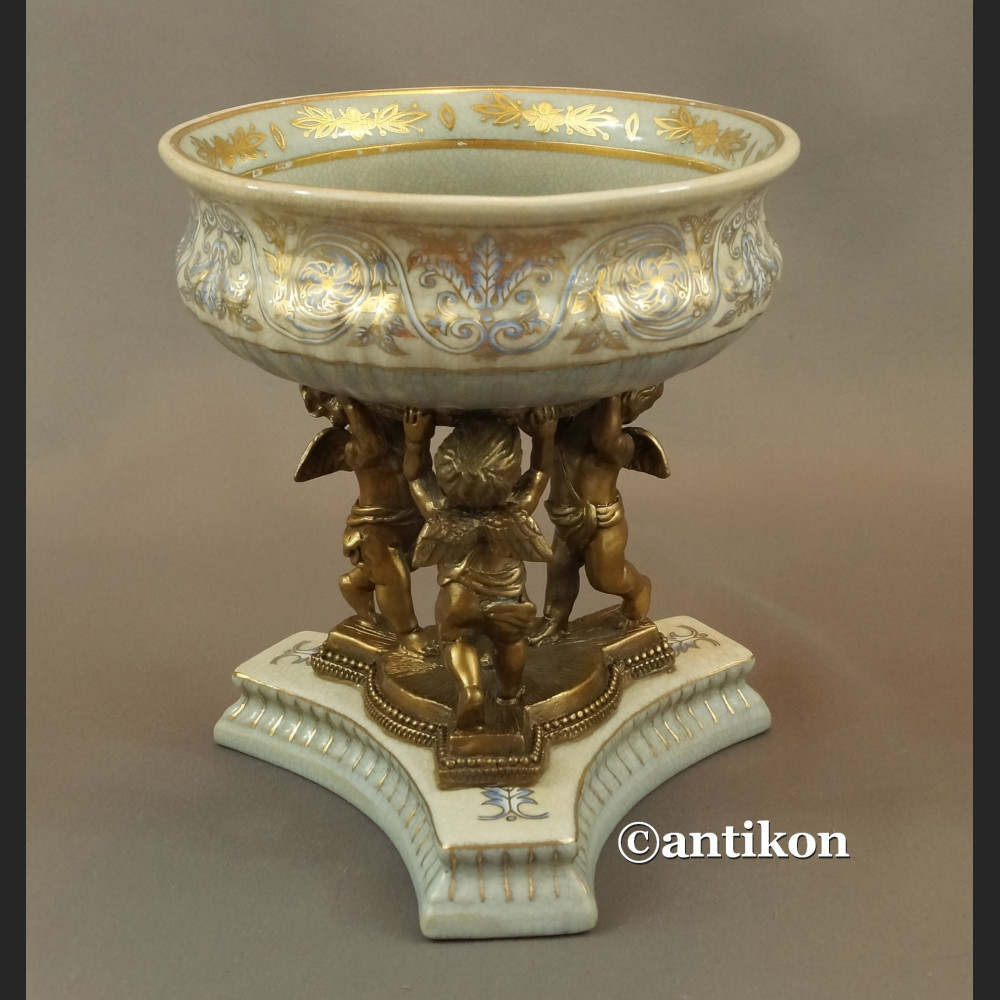 Patera porcelanowa z aniołami w barokowym 