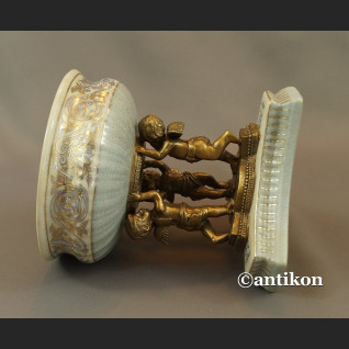 Patera porcelanowa z aniołami w barokowym 