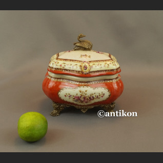 Pałacowa szkatułka z porcelany okuta w brąz 