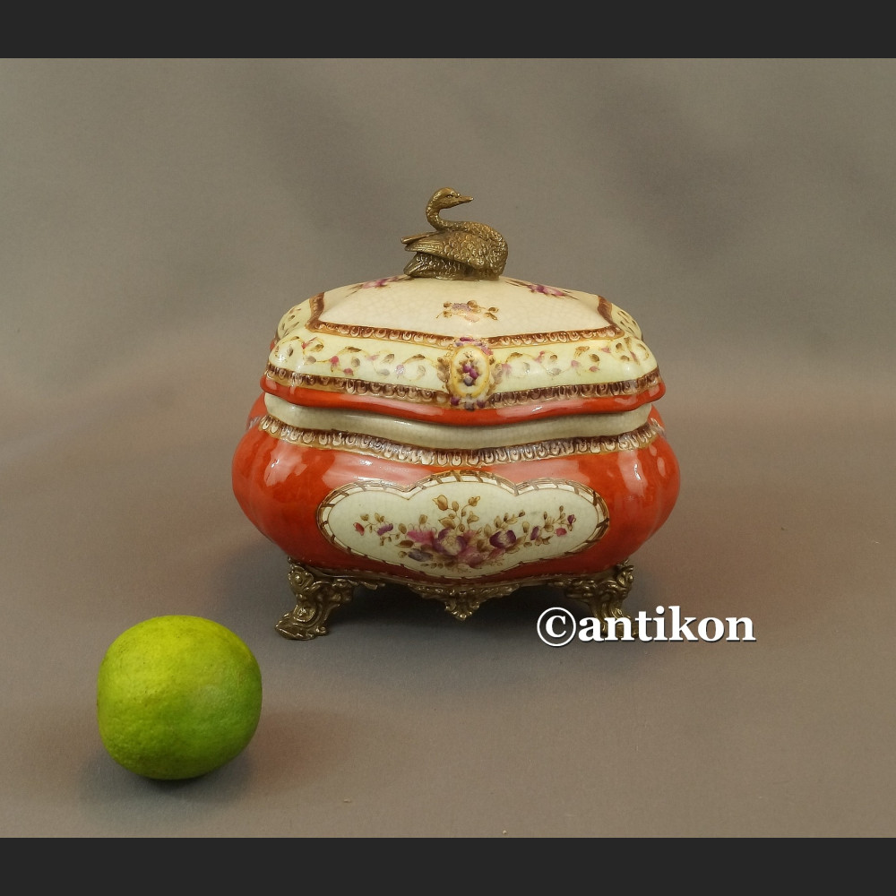 Pałacowa szkatułka z porcelany okuta w brąz 