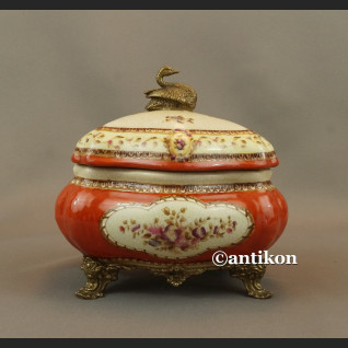 Pałacowa szkatułka z porcelany okuta w brąz 
