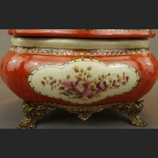 Pałacowa szkatułka z porcelany okuta w brąz 
