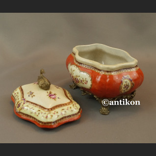 Pałacowa szkatułka z porcelany okuta w brąz 
