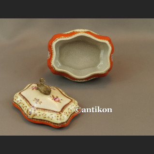 Pałacowa szkatułka z porcelany okuta w brąz 