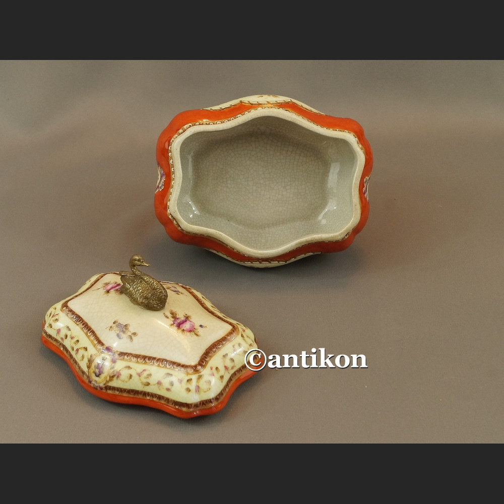 Pałacowa szkatułka z porcelany okuta w brąz 