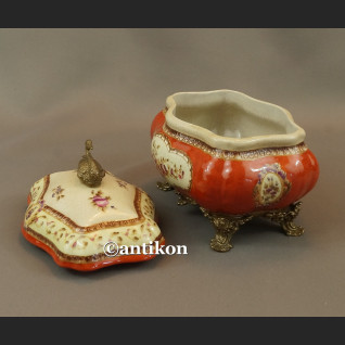Pałacowa szkatułka z porcelany okuta w brąz 