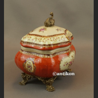 Pałacowa szkatułka z porcelany okuta w brąz 