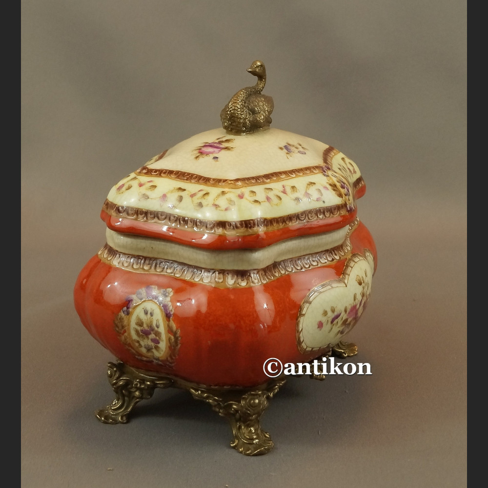 Pałacowa szkatułka z porcelany okuta w brąz 