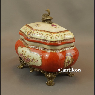 Pałacowa szkatułka z porcelany okuta w brąz 