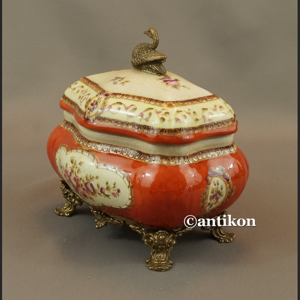 Pałacowa szkatułka z porcelany okuta w brąz 