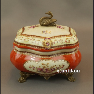 Pałacowa szkatułka z porcelany okuta w brąz 