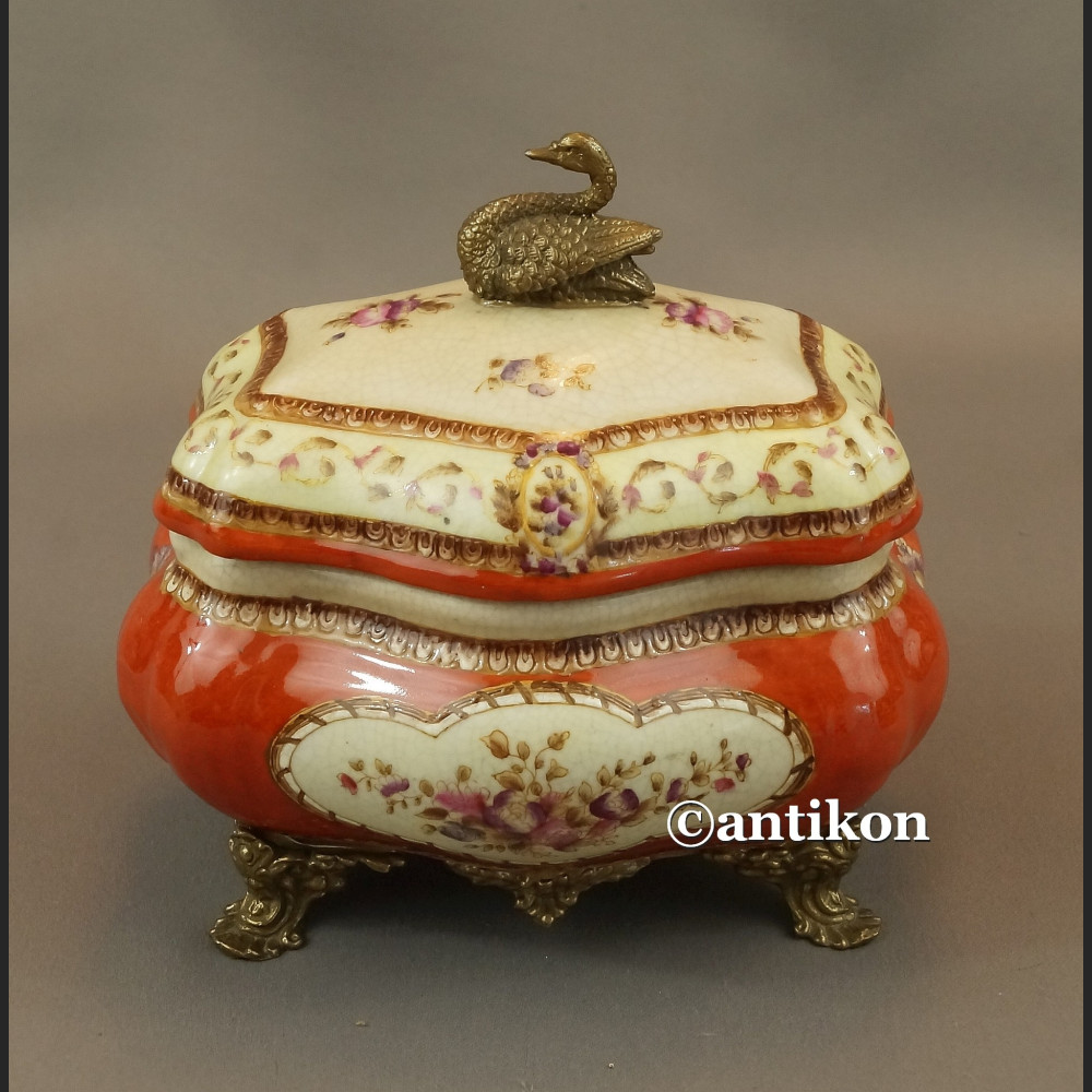 Pałacowa szkatułka z porcelany okuta w brąz 