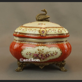 Pałacowa szkatułka z porcelany okuta w brąz