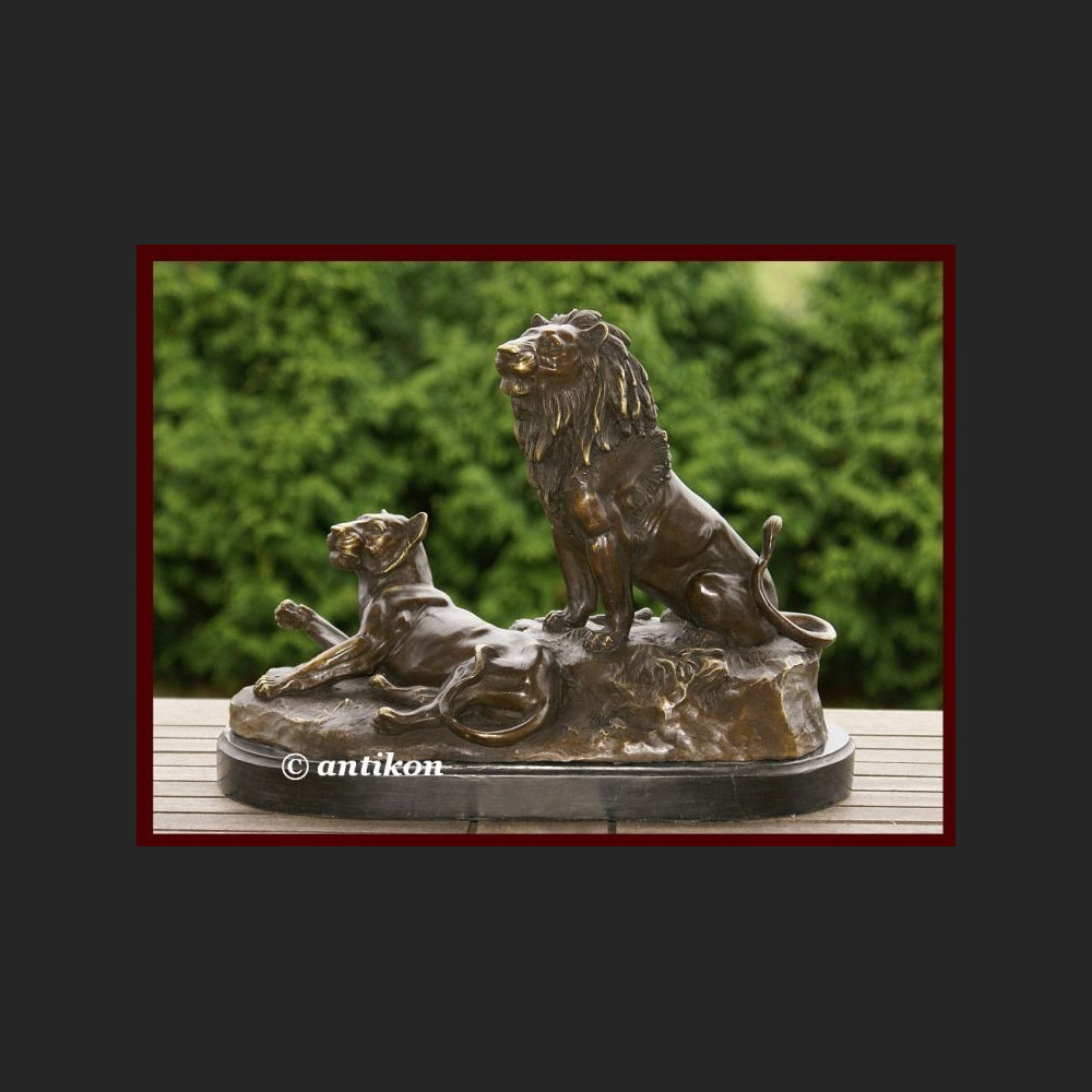 Lew i lwica ogromna rzeźba z brązu  dwa królewskie lwy