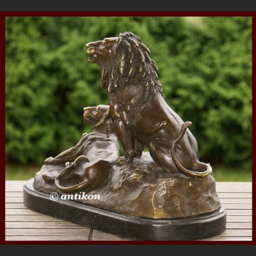 Lew i lwica ogromna rzeźba z brązu dwa królewskie lwy